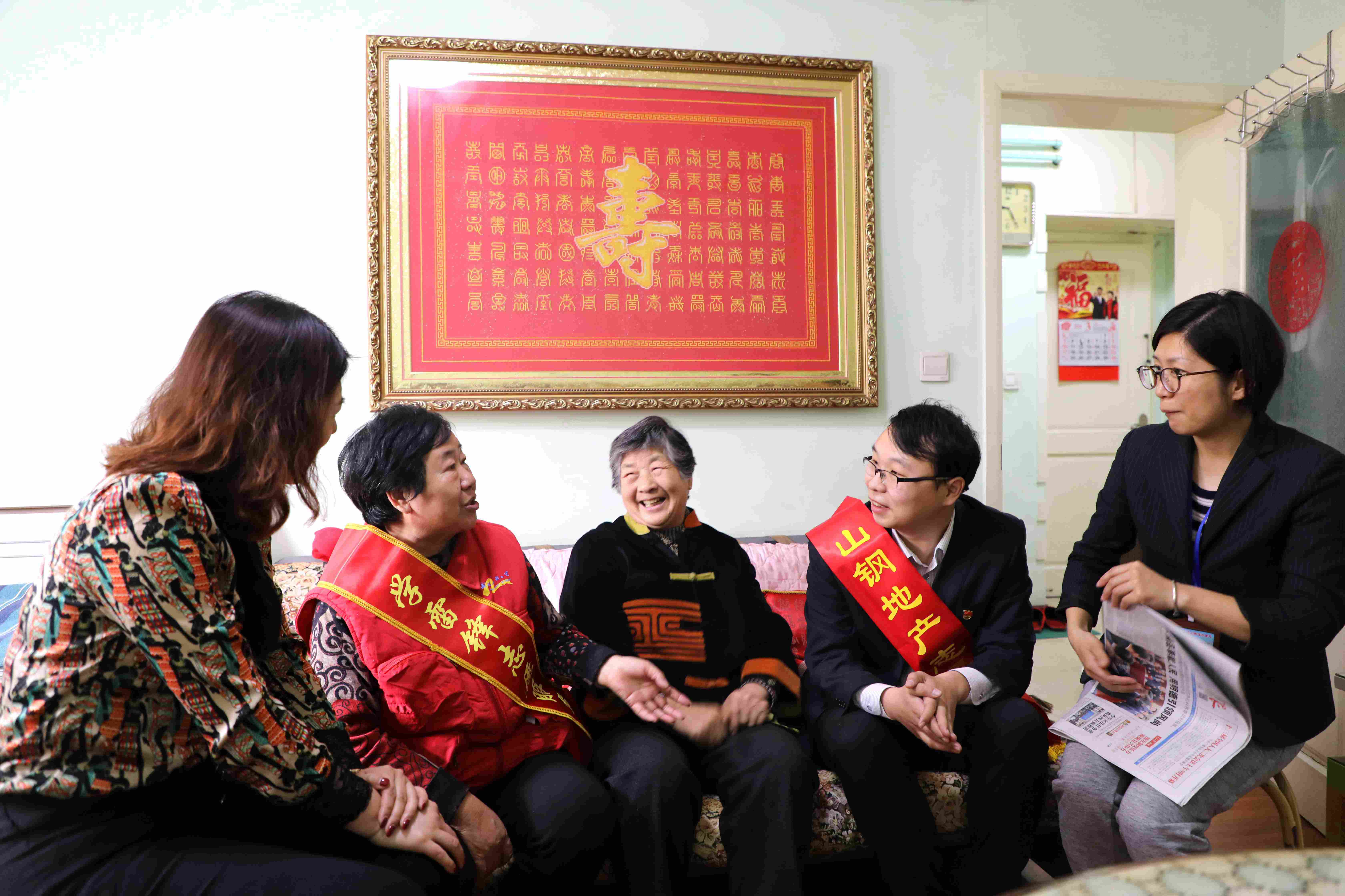 学雷锋献爱心，助老助困送温暖